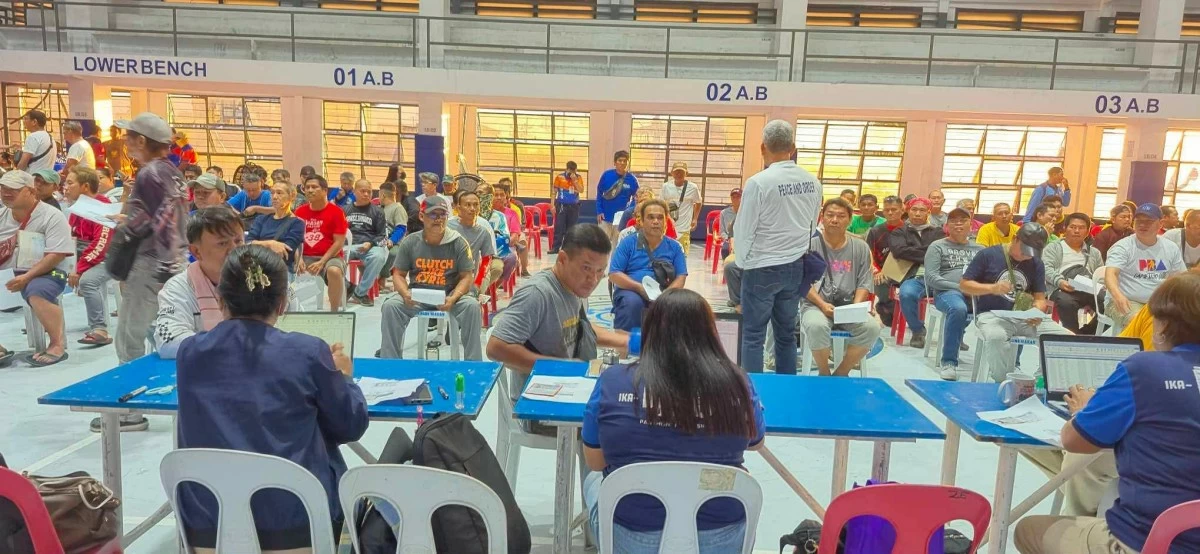 Tricycle drivers in Pasig City line up to receive P5,000 each as fuel subsidy from the national government. (Photos from Pasig PIO)