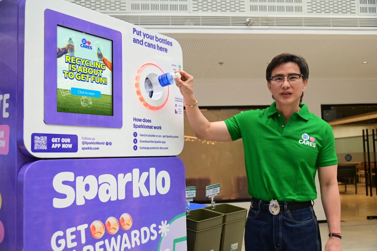 SM Supermalls President Steven Tan tests the Sparklo reverse vending machine, underscoring SM’s commitment to empowering communities to build everyday recycling habits.