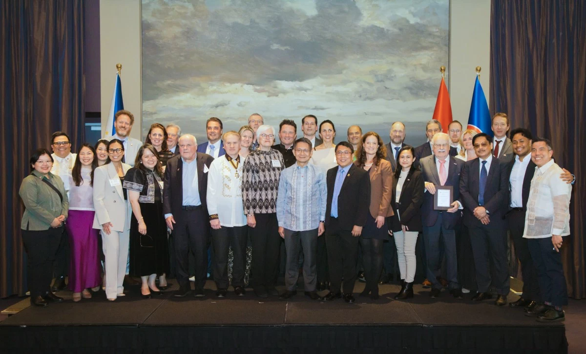 Top executives and representatives of Dutch companies and Filipino business who received the Embassy-led awards, along with Trade and Industry Undersecretary Allan Gepty, Ambassador J. Eduardo Malaya, and PNBC Chair Ambassador Saskia De Lang, and Embassy officials
