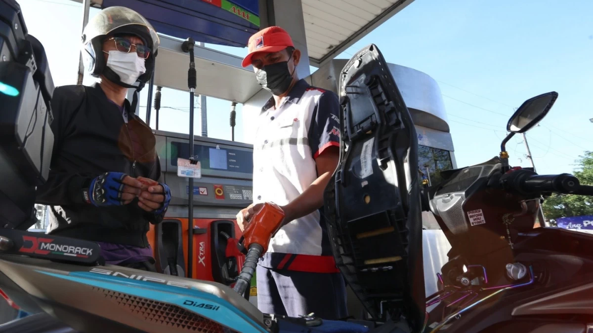 A gas station attendant fills up a motorcycle in Quezon City on Tuesday, March 3. With Middle East tensions blocking the critical Strait of Hormuz, the government’s economic team is moving to grant President Marcos Jr. the power to reduce fuel taxes once Dubai crude exceeds $80 per barrel to protect Filipinos from a potential price surge.