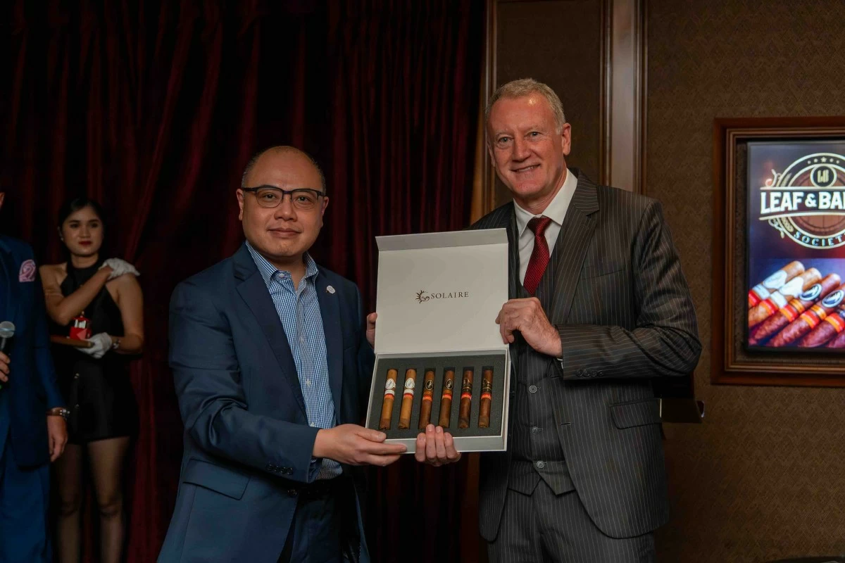 RARE RELEASE Benny Au, Davidoff business development and wholesale director for Asia, and Gregory Hawkins, Solaire president and chief operating officer, present the Solaire Uncut Robusto Colección 