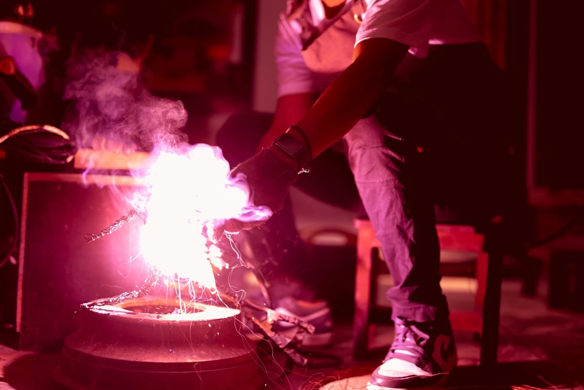 Filipino sculptor Eric Masangkay shapes a piece that honors the journey of Filipina mompreneurs.
