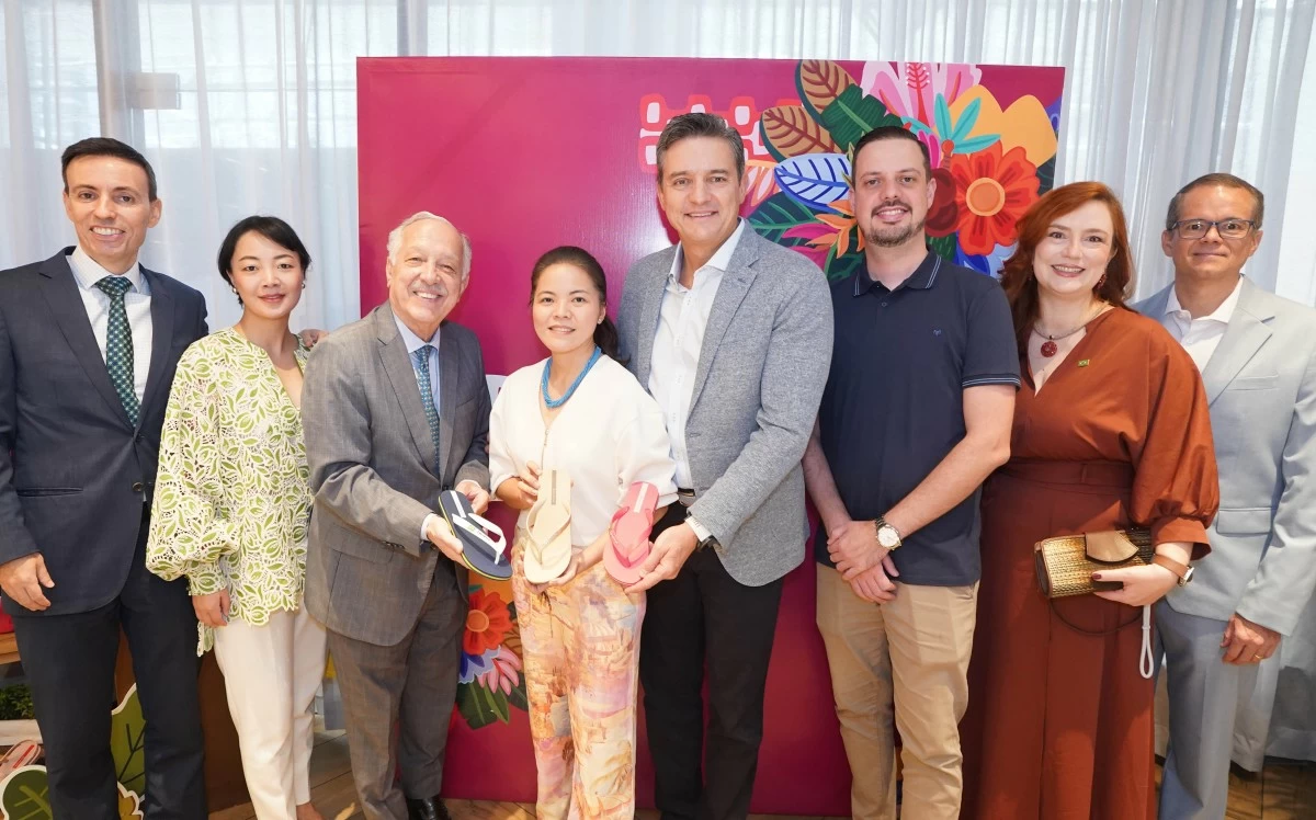 Embassy of Brazil in Manila Counsellor Gerson Cruz Gimenes, Hope Zhang, Embassy of Brazil in Manila Ambassador Gilberto Fonseca Guimarães de Moura, Tykes Trading Inc. managing director Vanessa Chua Sy, Grendene export director of the Export Division Alexandre Gastaldello, Grendene trader for the Export Division – Asia Team Fernando Vargas, Embassy of Brazil in Manila Agricultural Attache Virginia Arantes Ferreira Carpi, and Alysson Bezerra Ramos