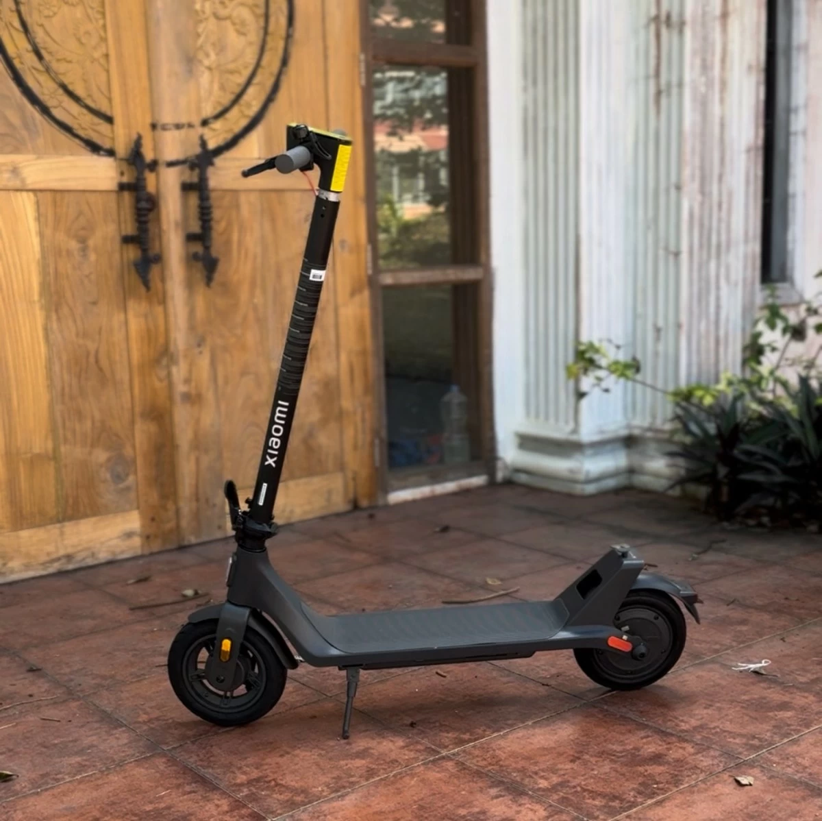 Not every trip needs a car. Sometimes the most sustainable way to move is the simplest one—walking a little more, driving a little less. This is Xiaomi Lite 4.