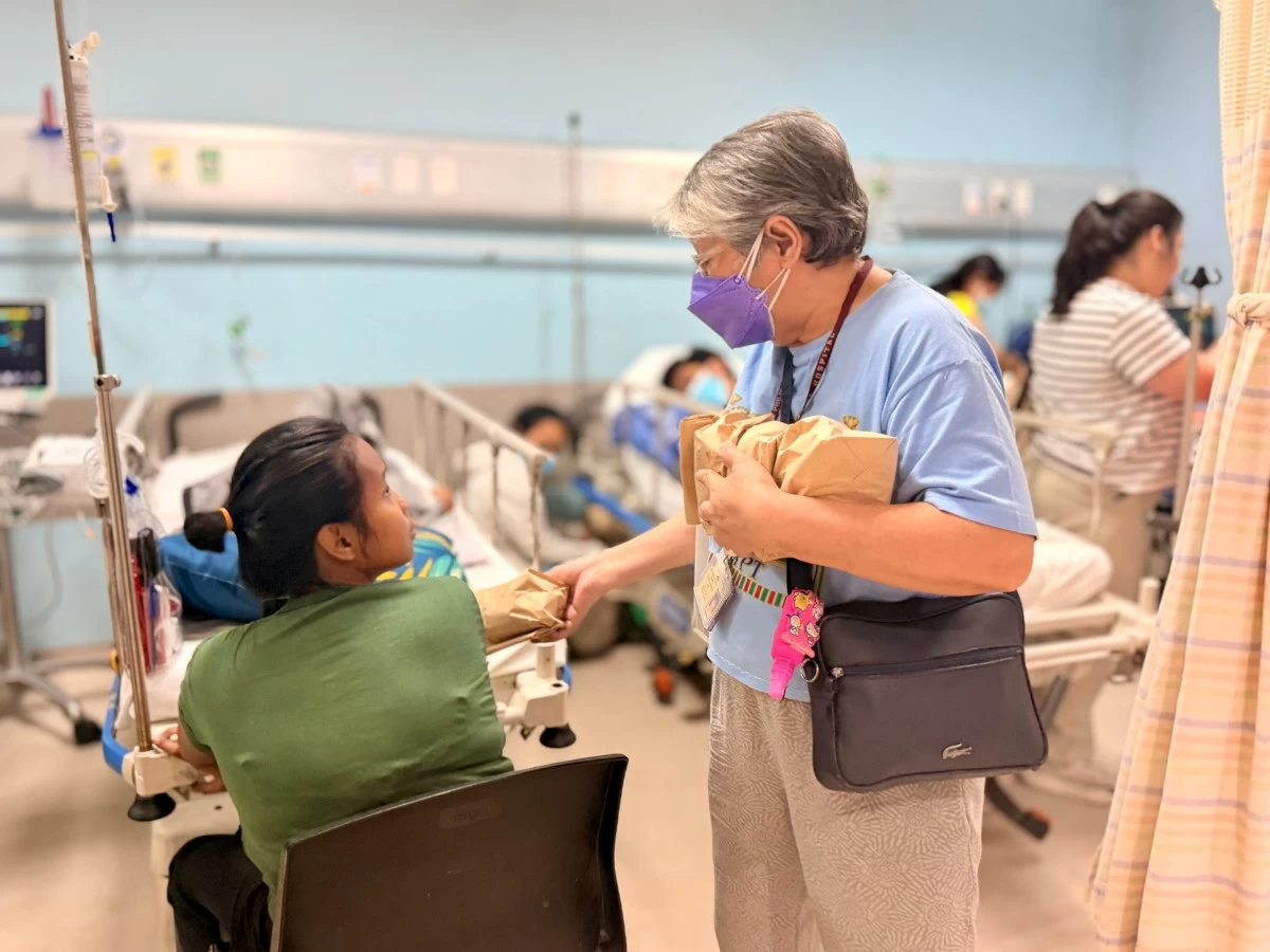 Dr. Connie hands out sandwiches to emergency room patients and watchers.