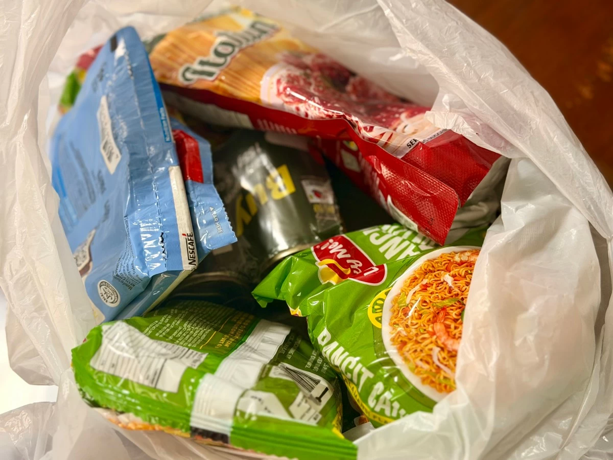 Grocery packs containing rice, noodles, canned goods, and coffee are given to patients in charity wards on a rotating basis.