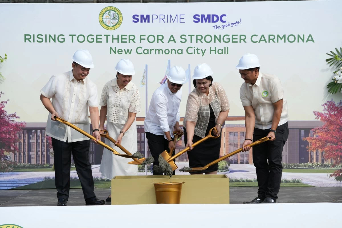 Topping-off of the New Carmona City Hall at SM Carmona Central. In the photo are Jessel Kabigting, SVP and head of Estate Management and Development, SM Prime; Susan Nicdao, VP and head of the Nature segment, SMDC; Congressman Atty. Roy M. Loyola; Mayor Dahlia Loyola; and Vice Mayor Cesar Ines Jr.