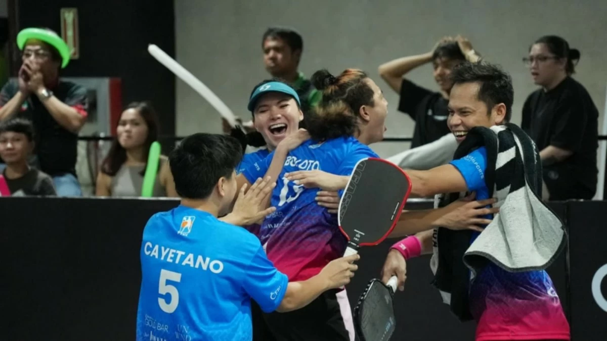 Members of the Cebuana Lhuillier Gems celebrate their win.