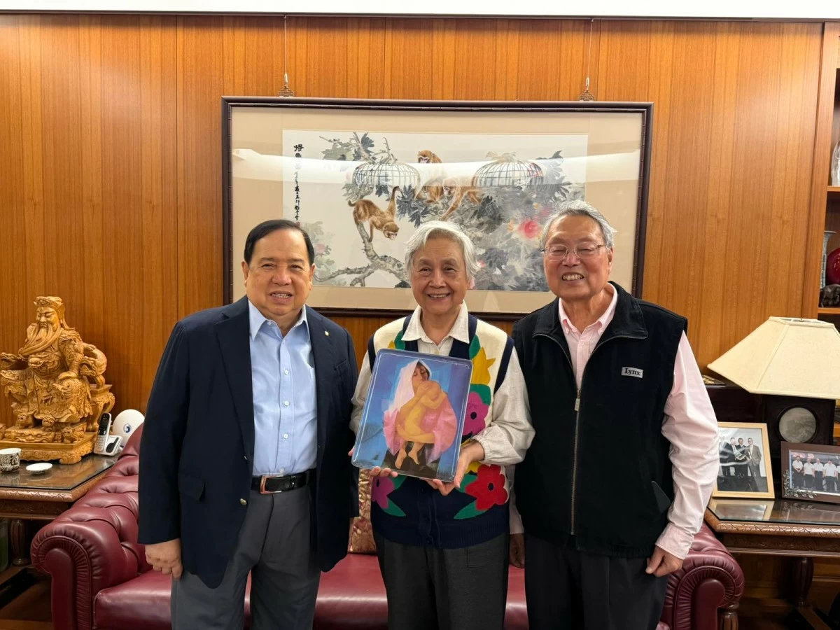 PHILIPPINE Red Cross Chairman Richard J. Gordon (left) meets Acer Group founder Dr. Stan Shih and wife Carolyn during a recent reunion.