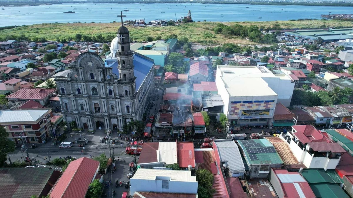 A fire broke out in a building housing commercial establishments and residential units in Cavite City on March 19 (Photo from Mayor Denver Chua's Facebook page/MANILA BULLETIN) 