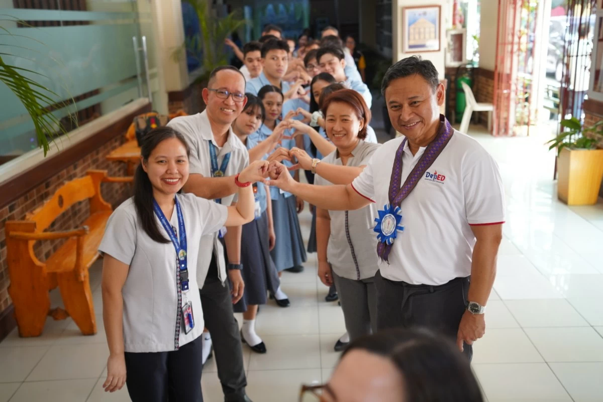 DepEd Secretary Sonny Angara leads the rollout of the Bagong Pilipinas Serbisyo Fair at Makati High School, a key government initiative providing graduating senior high school students with cost-free access to essential pre-employment services and job opportunities. (DepEd photo)