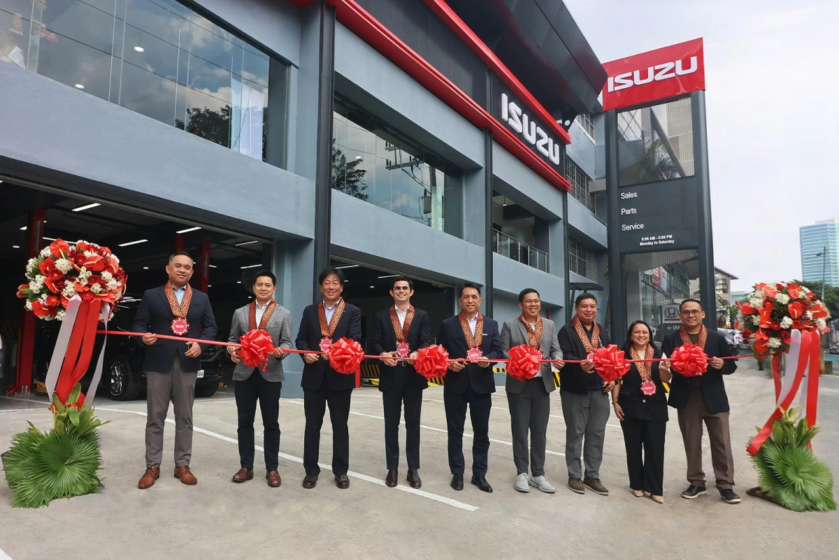 From left: IPC Sales Division Head, Robert Carlos; IPC Executive Vice President, Yasuhiko Oyama; IPC President, Mikio Tsukui; AC Mobility CEO, Jaime Alfonso Zobel De Ayala; AC Mobility Head for Auto Care & Retail, Steve Gingco; IDI Brand Head, Eric Wambangco; Mandaluyong City Head for Housing & Development, Atty. Sherwin Enriquez; IDI Sales Functional Director, Emmie Sison; and Isuzu Mandaluyong Operations Manager, Darwin Maming.