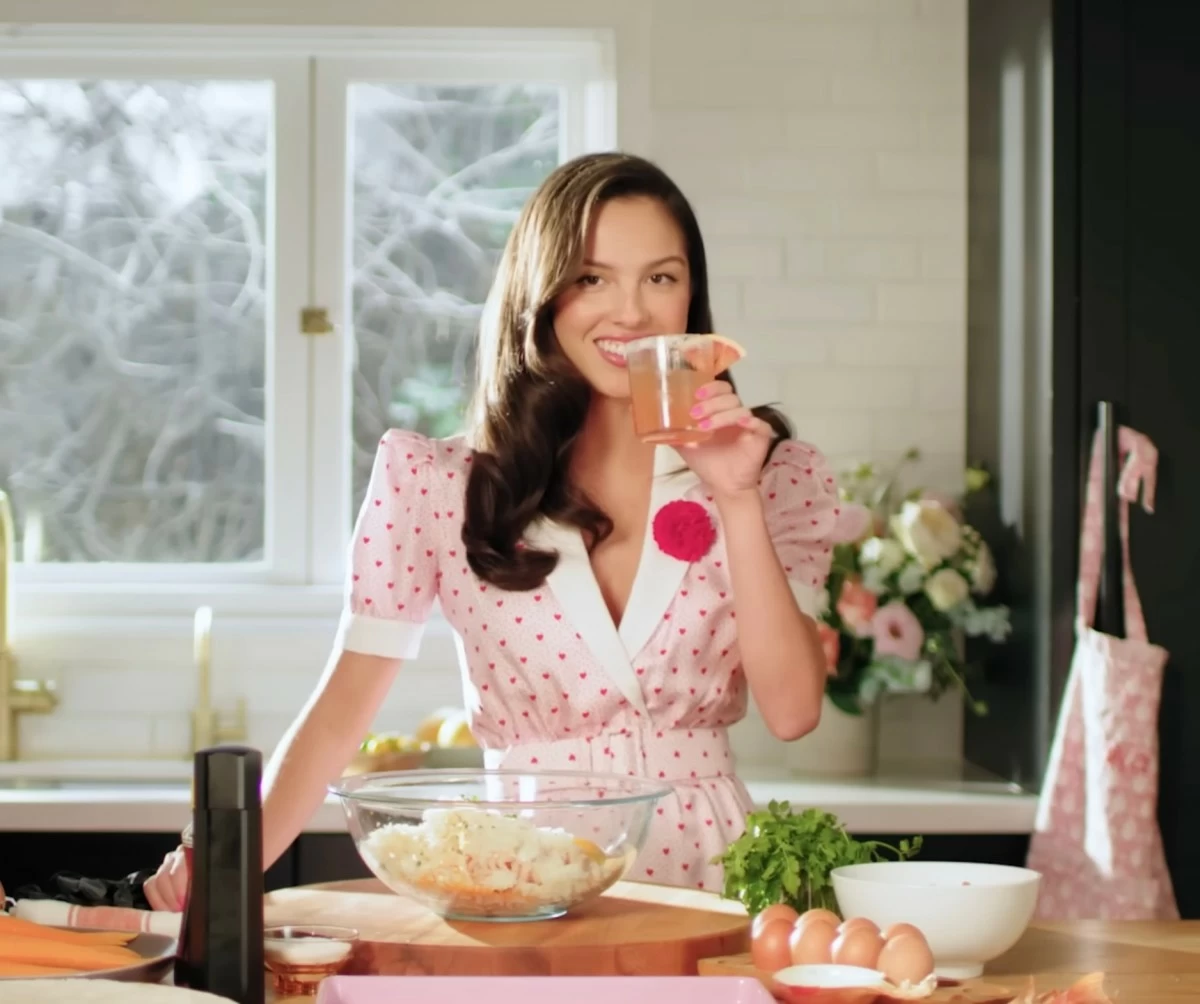 KITCHEN TURN Olivia Rodrigo tries her hand at cooking, preparing chicken lumpia in a recent Vogue video (Photo: Screengrab from Vogue | Youtube)