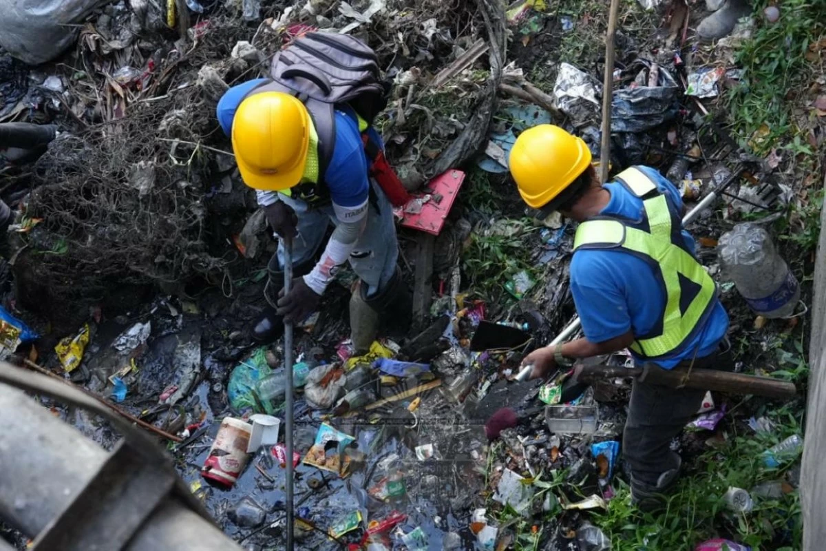 Las Piñas City government and MMDA personnel conduct a cleanup drive at Talon Creek along Paradise Drive in Barangay Talon 4, Las Pinas City. (Photo courtesy of Las Pinas PIO)