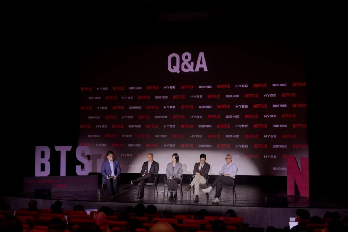 The press briefing on March 20 for the “BTS The Comeback Live: Arirang” with (from left) emcee Joe Cho, Netflix’s Brandon Riegg, Bighit Music’s Nicole Kim, HYBE APAC’s Brandon Yu and Garrett English (Ji Sang Chung/Netflix) 

