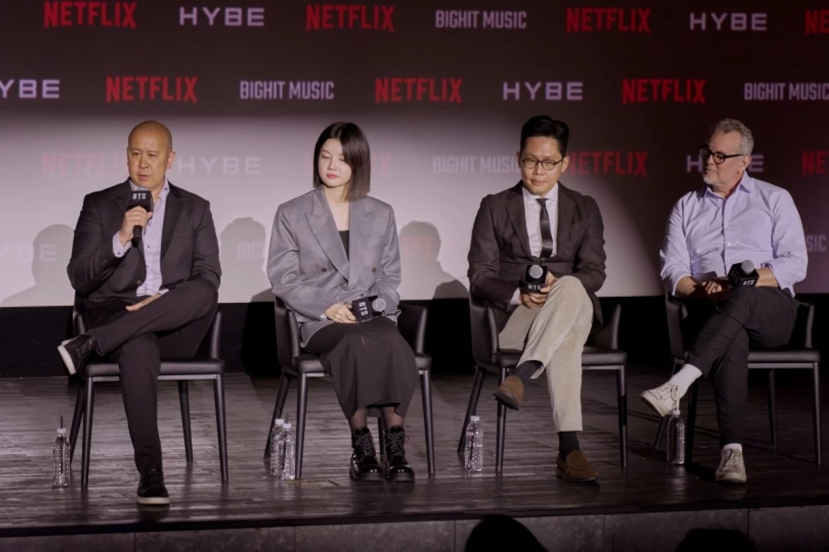 The press briefing on March 20 for the “BTS The Comeback Live: Arirang” with (from left) emcee Joe Cho, Netflix’s Brandon Riegg, Bighit Music’s Nicole Kim, HYBE APAC’s Brandon Yu and Garrett English (Ji Sang Chung/Netflix) 

