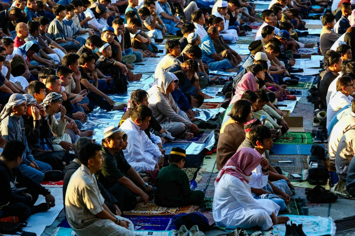 Filipino Muslims gather at Quezon Memorial Circle to celebrate Eid’l Fitr, marking the end of Ramadan, through prayers on Saturday, March 21, 2026. Worshippers offered early morning prayers as part of the Eid celebration following a month of fasting.(John Louie Abrina)