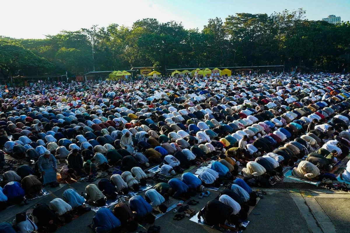 Filipino Muslims gather at Quezon Memorial Circle to celebrate Eid’l Fitr, marking the end of Ramadan, through prayers on Saturday, March 21, 2026. Worshippers offered early morning prayers as part of the Eid celebration following a month of fasting.(John Louie Abrina)