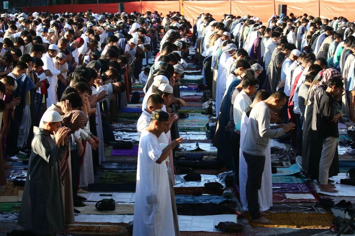 Filipino Muslims gather at Quezon Memorial Circle to celebrate Eid’l Fitr, marking the end of Ramadan, through prayers on Saturday, March 21, 2026. Worshippers offered early morning prayers as part of the Eid celebration following a month of fasting.(John Louie Abrina)