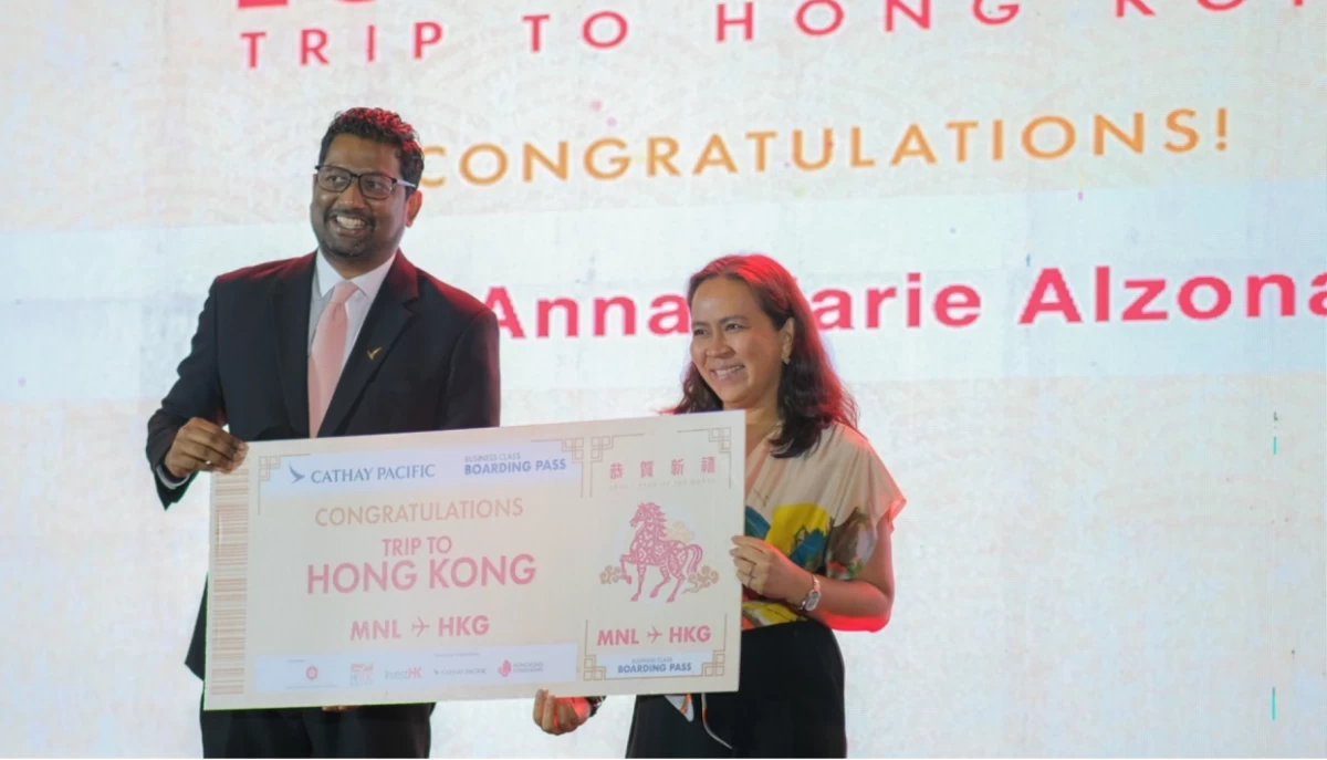 Cathay Pacific Country Head Philippines, Vishnu Rajendran with Lucky Draw Winne Anna
Marie Alzona