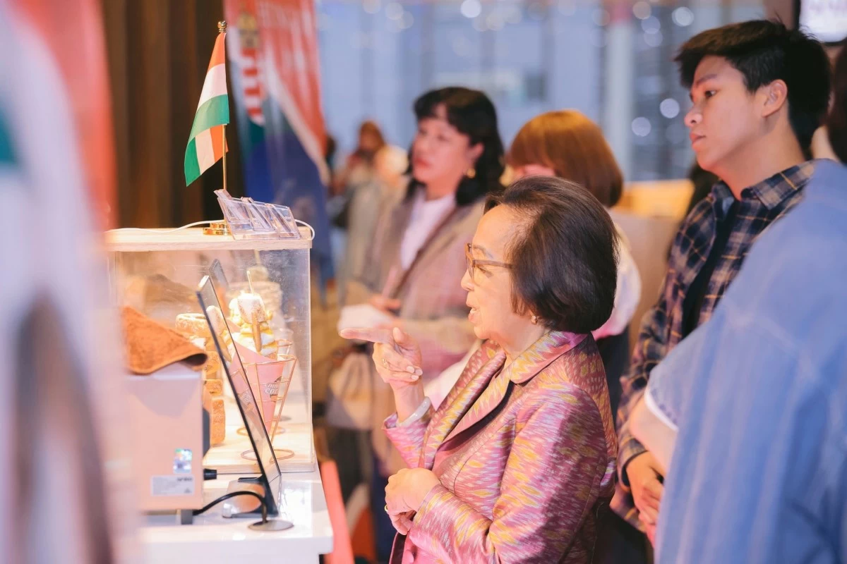 Hungarian chimney cakes were a hit at the film screening. Pictured is former Secretary of Foreign Affairs Delia Albert, waiting for her kürtőskalács.