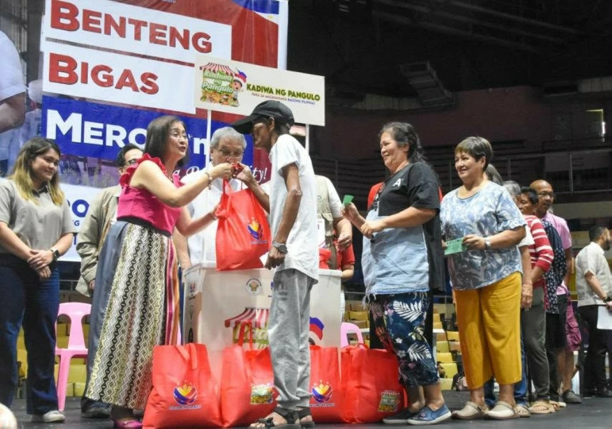 
Mayor Emi Caliuxto-Rubiano distributes 10 kilos of rice during the launch to vulnerable sectors. (Photo from Pasay PIO)
