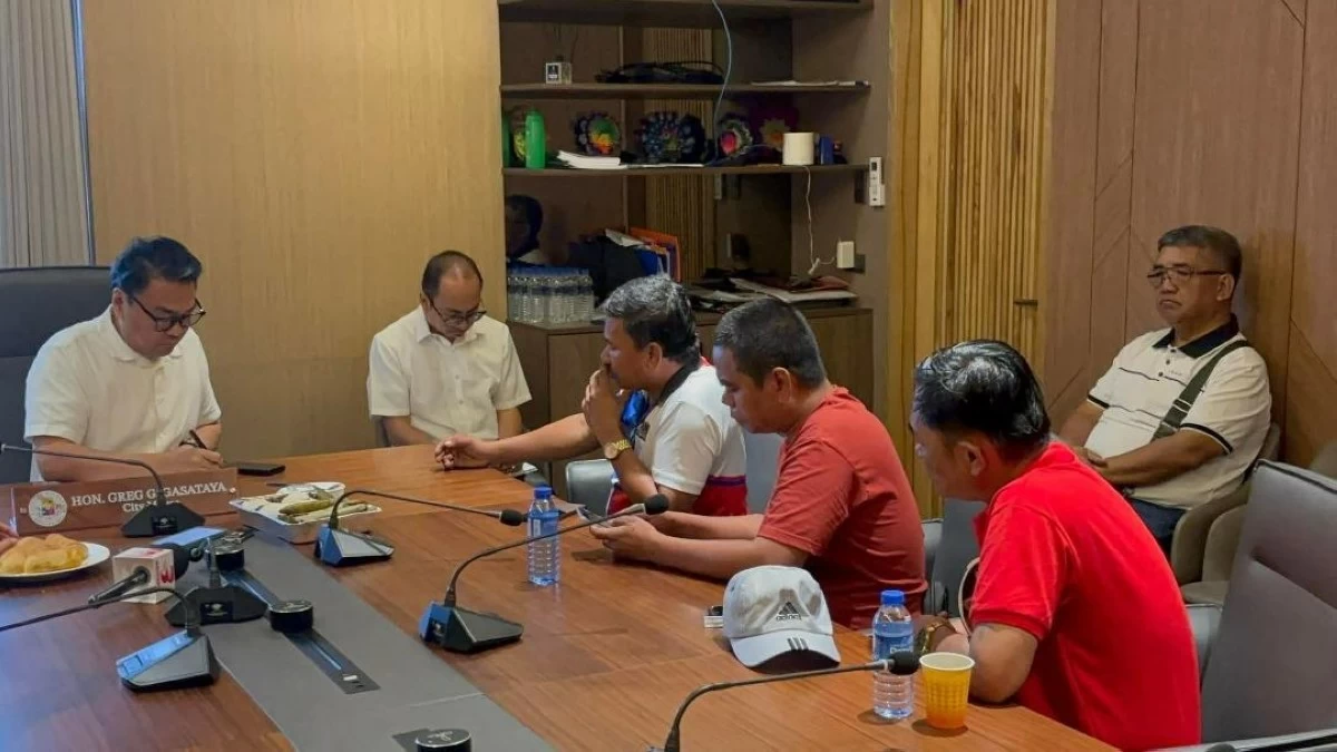MAYOR Greg Gasataya (left) meets transport groups at the Bacolod City Government Center on Monday, March 23, after the transport strike. (Mayor Greg Gasataya)

