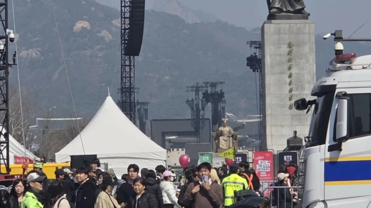 Police at Gwanghwamun Square in Seoul on March 21 (Jonathan Hicap) 