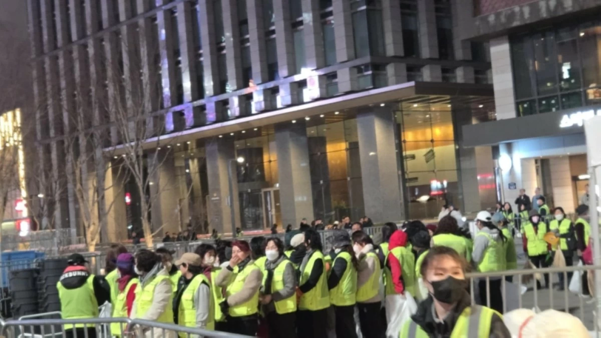The cleaning crew at Gwanghwamun Square in Seoul on March 21 (Jonathan Hicap) 