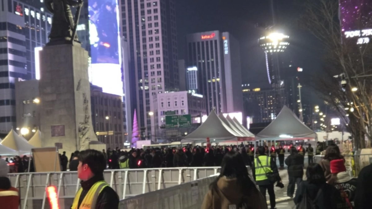 Police at Gwanghwamun Square in Seoul on March 21 (Jonathan Hicap) 