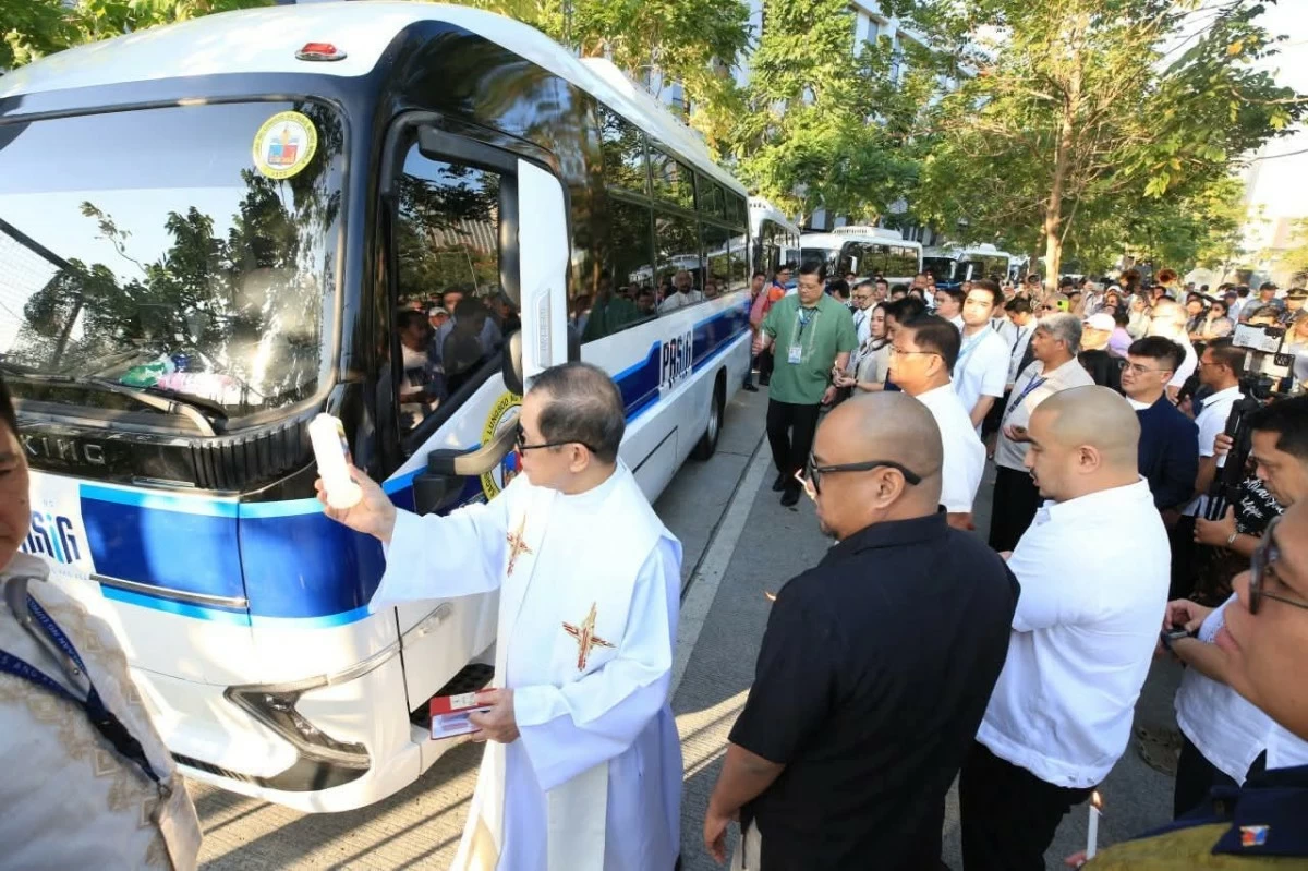 The local government of Pasig inaugurates five new electric minibuses to boost the city’s Libreng Sakay Program, especially amid the ongoing oil crisis. (Photos from Pasig PIO)