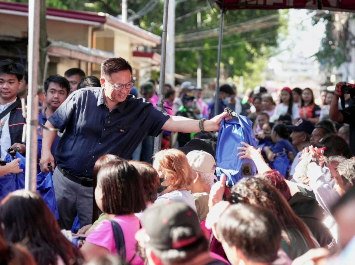 Muntinlupa Mayor Ruffy Biazon distributing go-bags in Barangay Alabang on March 24. (Photo from Muntinlupa PIO)