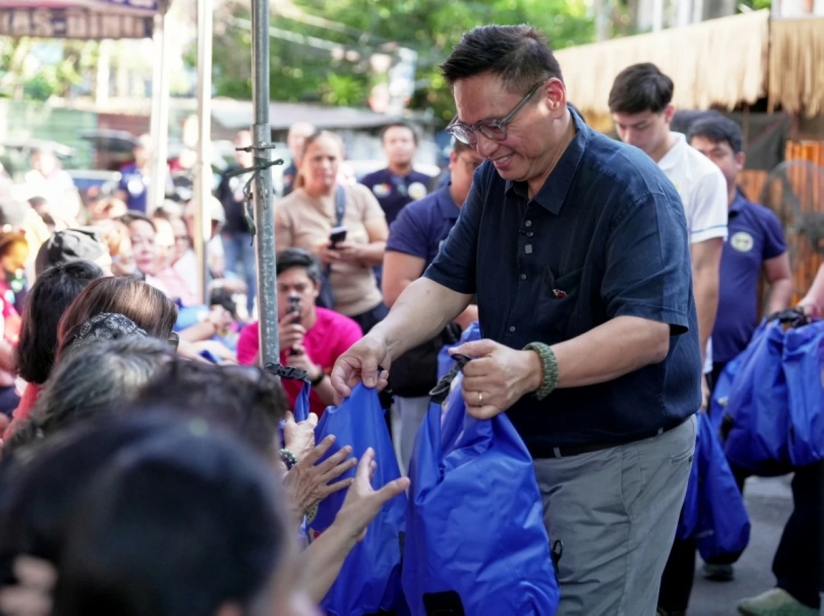 Muntinlupa Mayor Ruffy Biazon distributing go-bags in Barangay Alabang on March 24. (Photo from Muntinlupa PIO)