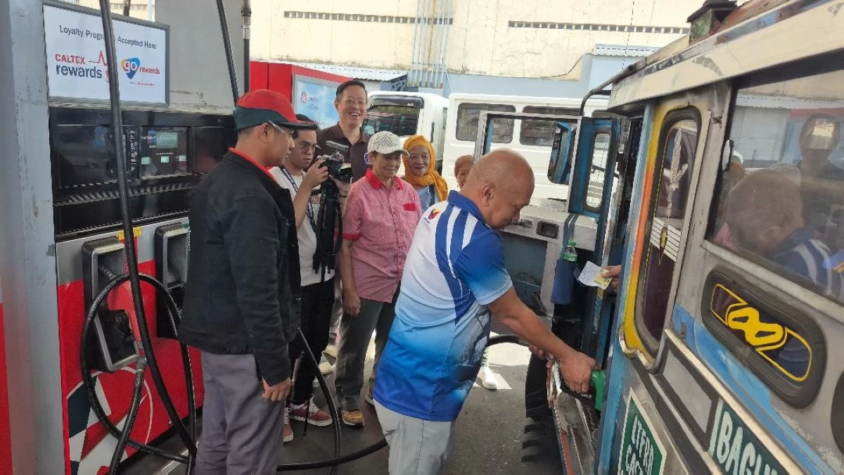 
CHAIRMAN Jefferson Cheng of Barangay AZKCO in Baguio City spearheads a fuel assistance project for Public Utility Jeepney drivers on Wednesday, March 11, 2026. (Zaldy Comanda)
