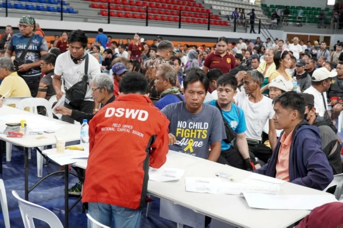 Personnel from the Department of Social Welfare and Development distributing fuel subsidy to TNVS drivers in Muntinlupa on March 24 (Photo from Muntinlupa PIO) 
