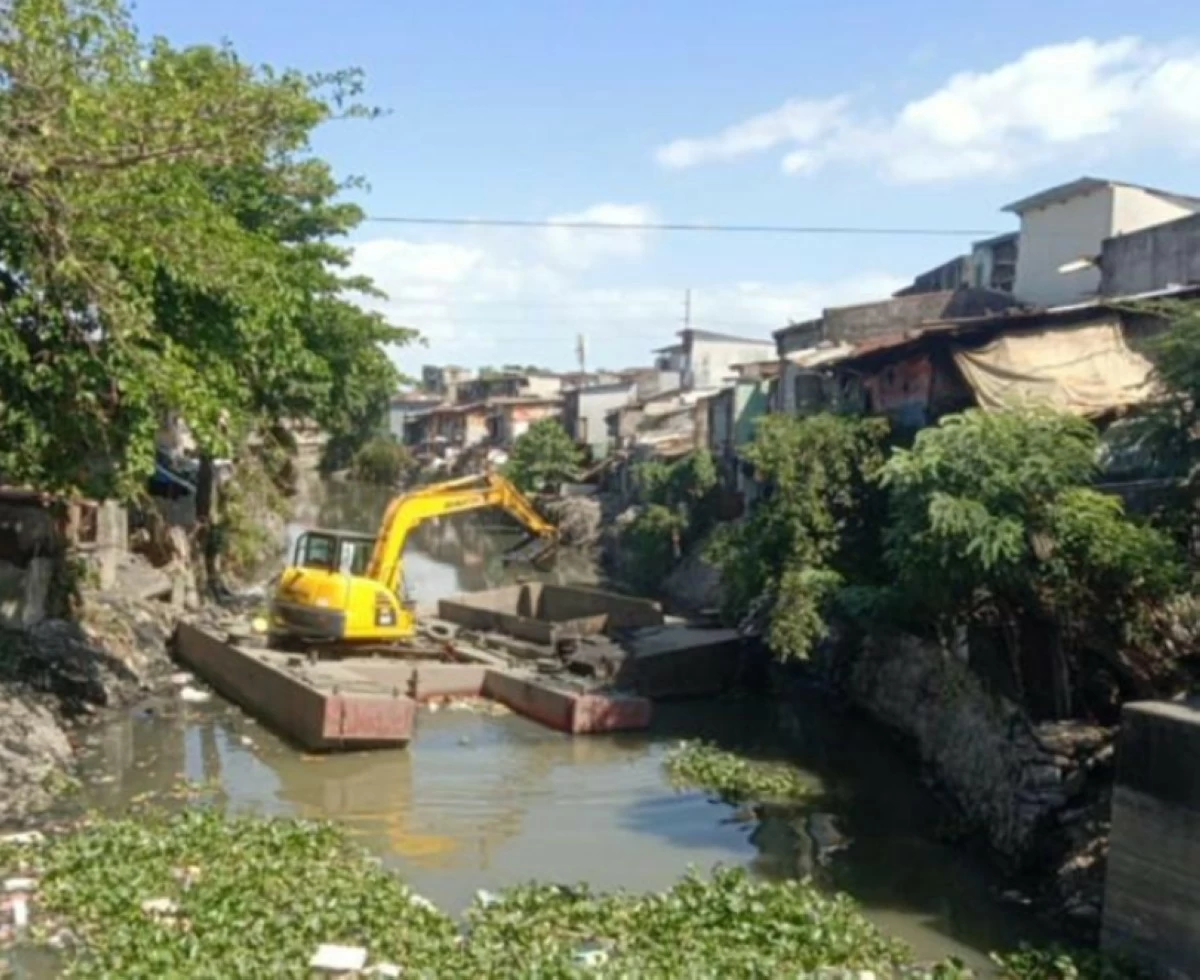 Dredging near PNR Rail bridge in Alabang, Muntinlupa (SMC) 