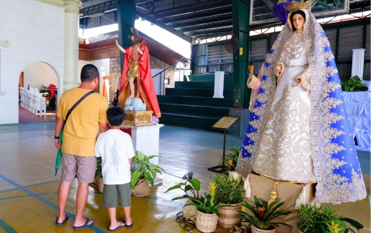Visitors at Cordero: 11th Lenten Exhibit at the Hon. Marciano Mapanoo Park in Carmona City (Photo by Carla Bauto-Deña/MANILA BULLETIN)