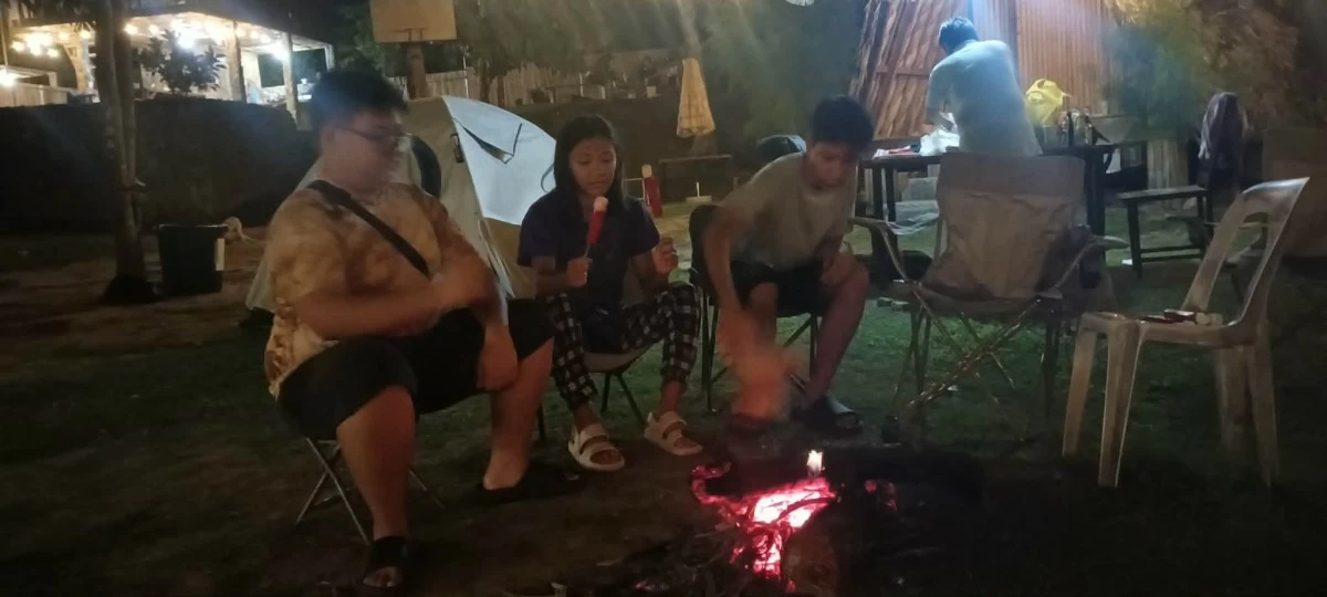Campers enjoy camping in front of the bonfire (photo by Nel Andrade)