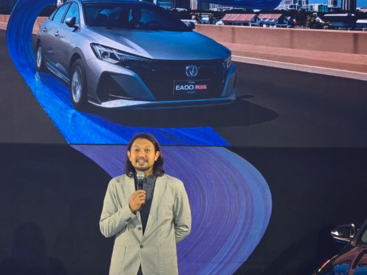 Changan Philippines Brand Head, Mr. Ryan Bermudez, discusses the features and benefits of the Eado Plus to guests during the launch.