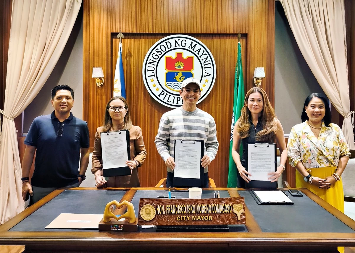 (From left) Ton Patron, Trustee, Qadena Foundation; Atty. Chris Fernandez, head of assessment office, City of Manila; Manila City Mayor Isko Moreno Domagoso; Ann Cuisia, co-founder and chairman of Qadena Foundation; and Gail Macapagal, executive director, Qadena Foundation.