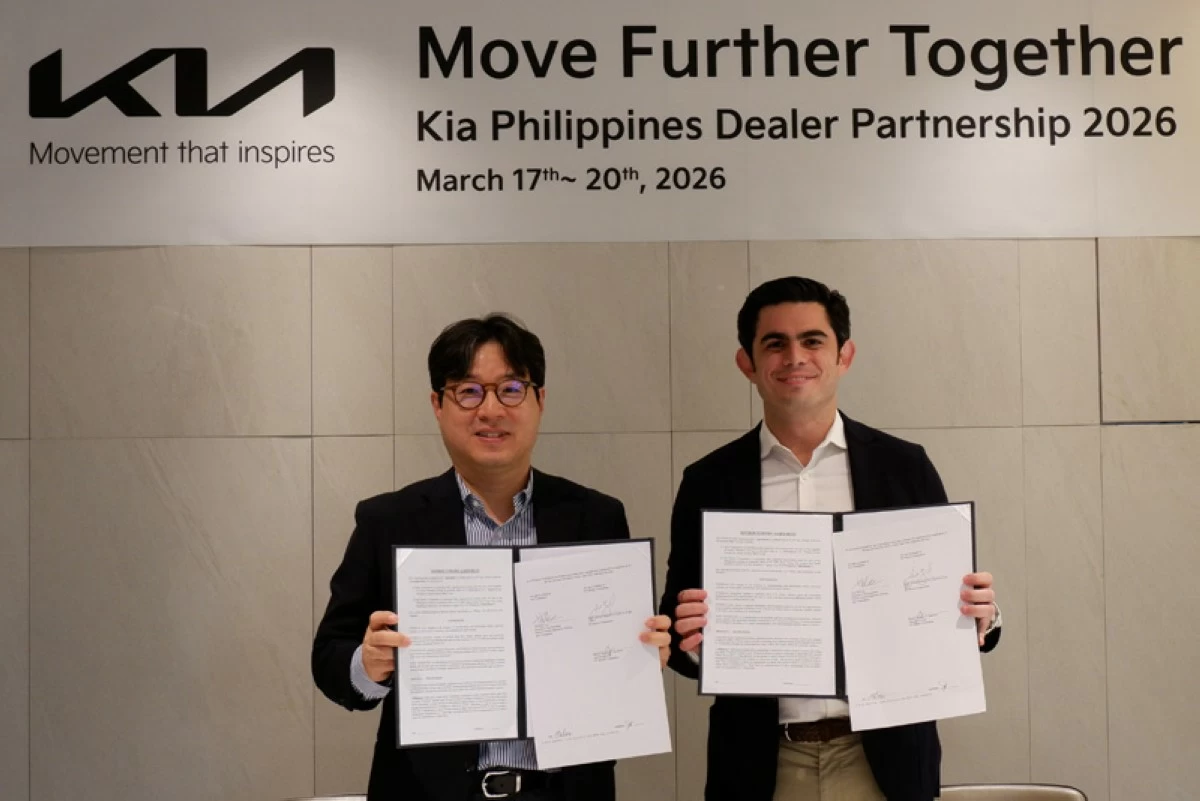 Tae-hun Lee, Executive Vice President, Head of Global Operations Division (left), with Jaime Zobel de Ayala, CEO of ACMobility (right), at the distributor agreement extension signing.