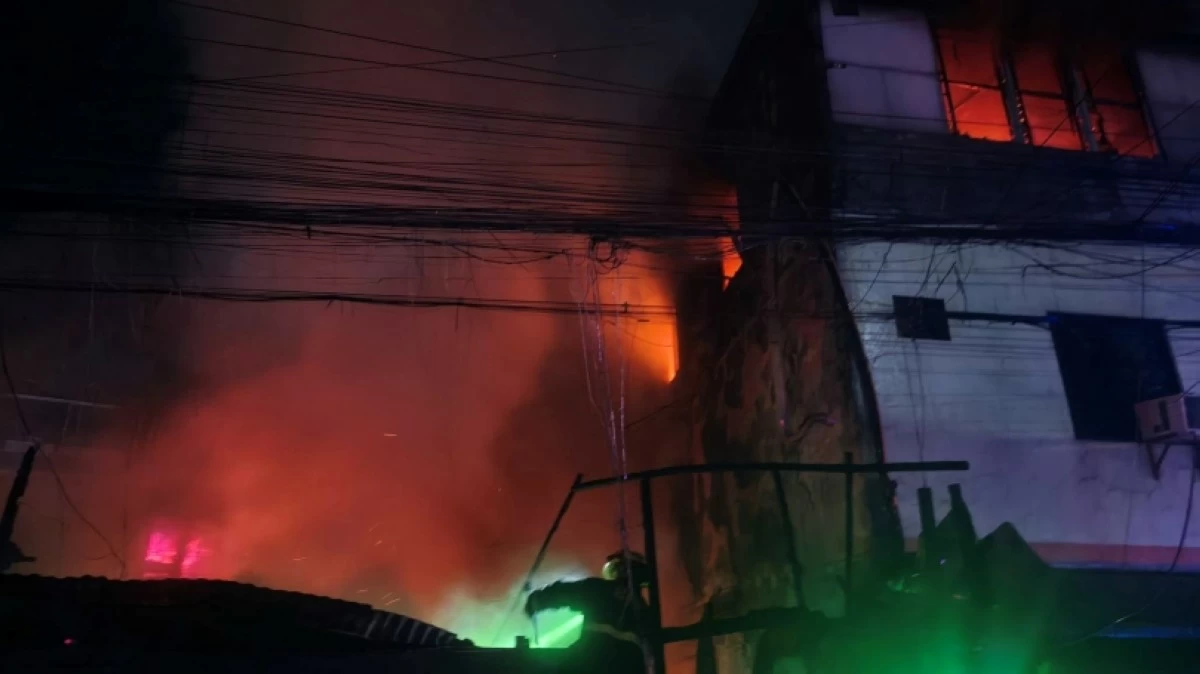 The fire in Barangay Cembo, Taguig on March 26 (Photo from Fort Bonifacio Fire & Rescue Volunteer Inc Global 41s)
