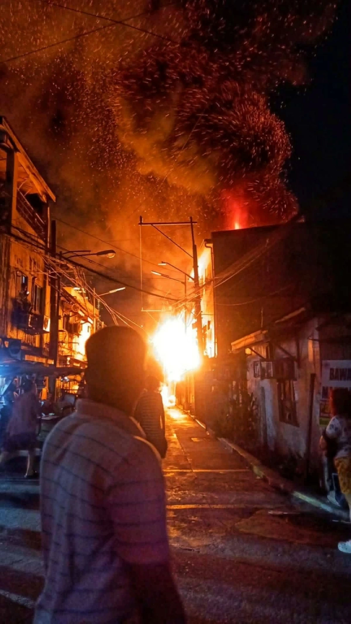 The fire in Barangay Cembo, Taguig on March 26 (Photo from Rosario Pasig Fire Volunteer on Facebook)