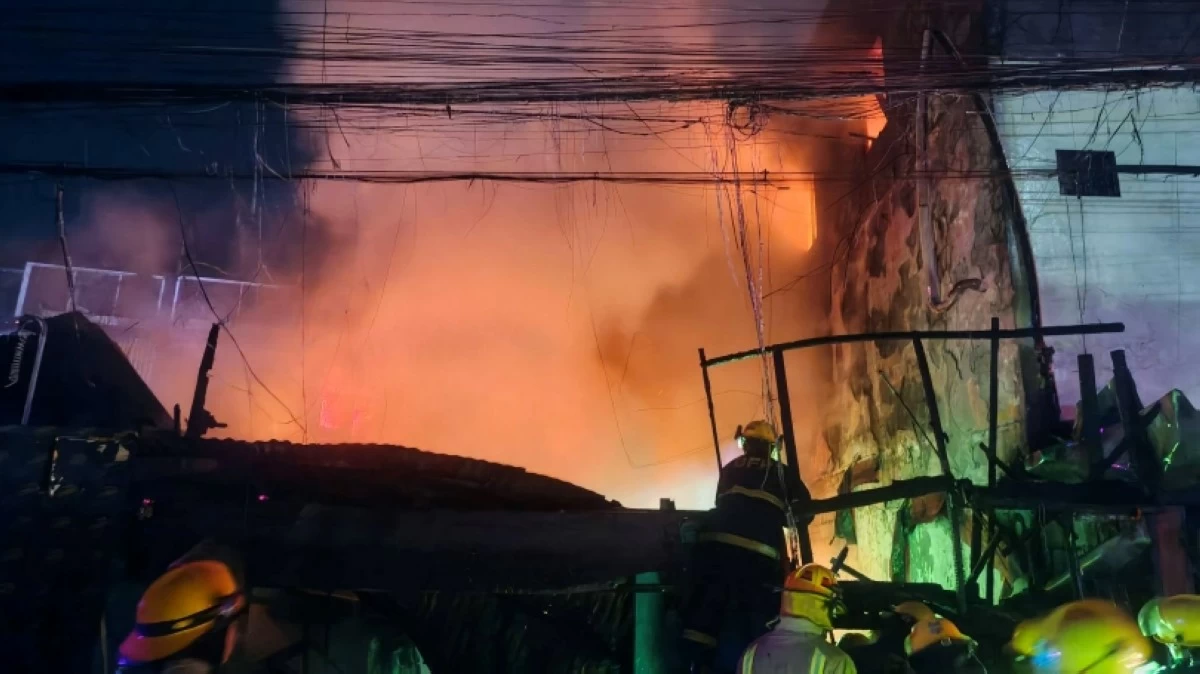 The fire in Barangay Cembo, Taguig on March 26 (Photo from Fort Bonifacio Fire & Rescue Volunteer Inc Global 41s)
