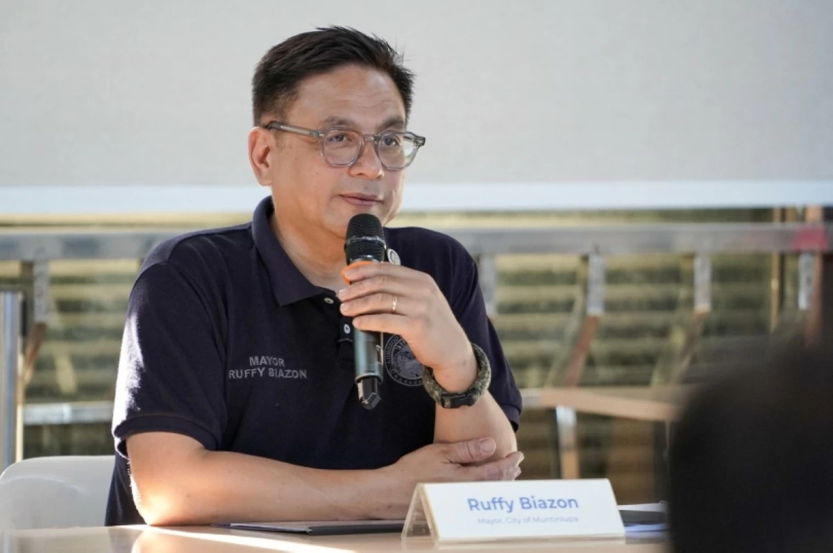 Muntinlupa Mayor Ruffy Biazon presiding over a meeting with stakeholders about education (Photo from Mayor Biazon's Facebook account) 