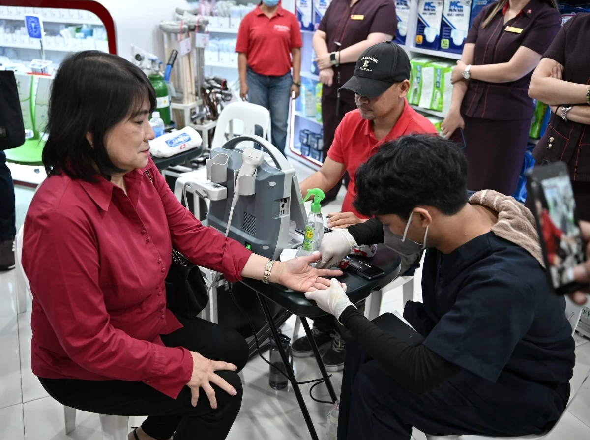 Customers may avail of free anemia and bone density screenings in selected Mercury Drug Stores in the Greater Manila Area this month.