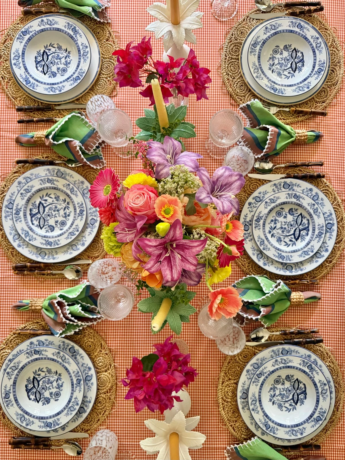 Tablescaping with florals (Photo by SM Home)
