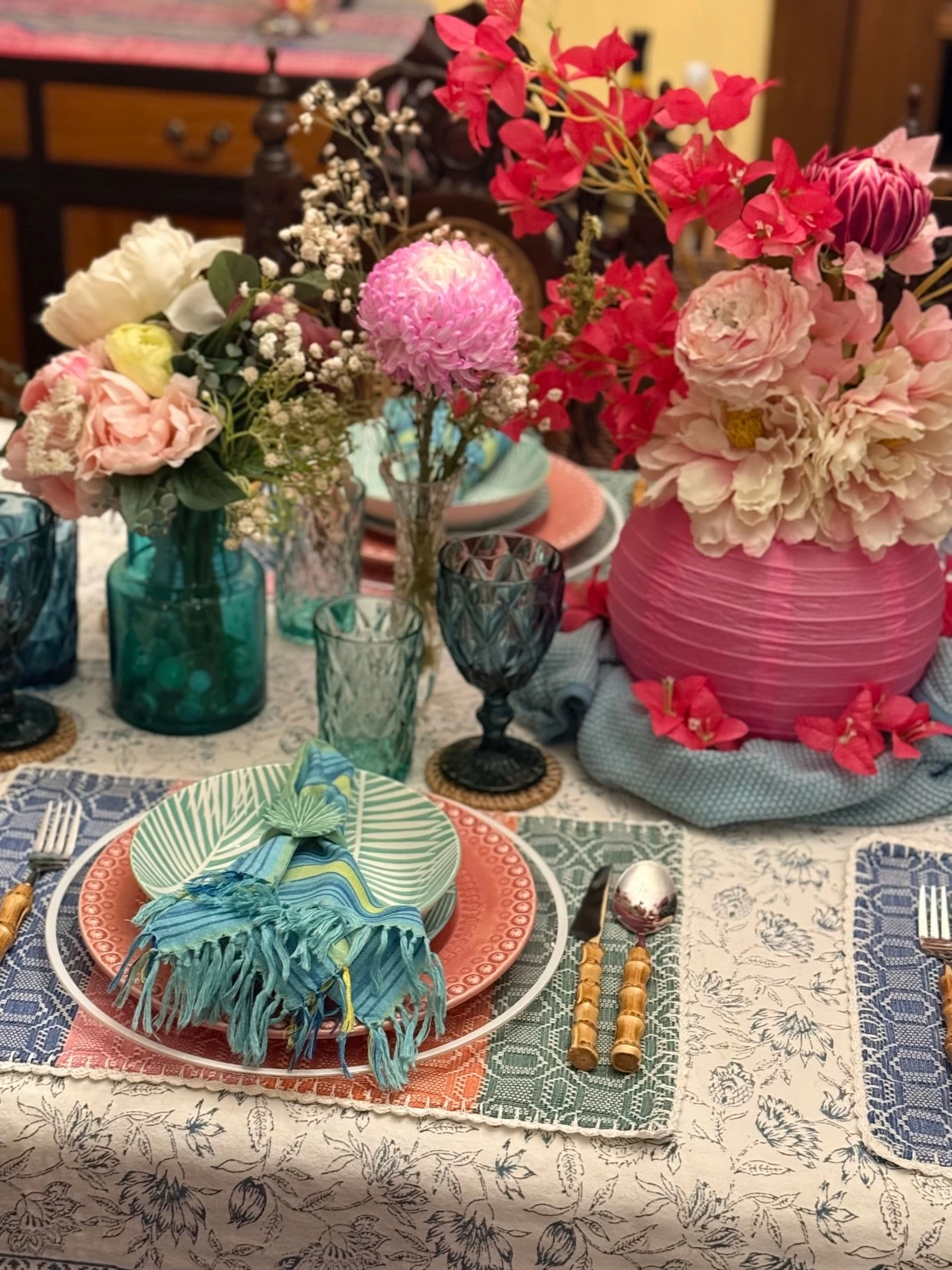 A garden or picnic style setting on the table (Photo by SM Home)