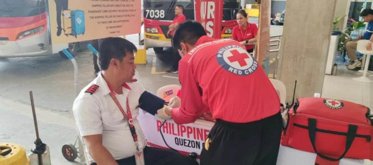Volunteers of the PRC assist travelers at a crowded terminal as Holy Week migration begins. (PRC photo)