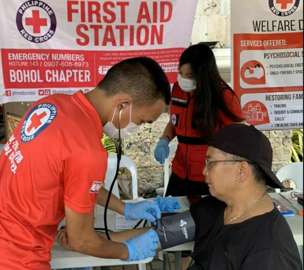 Travelers receive first aid from PRC responders at a designated station during the holiday rush. (PRC photo)